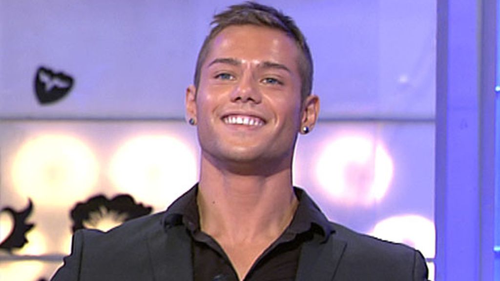 Fabián se sienta en el trono