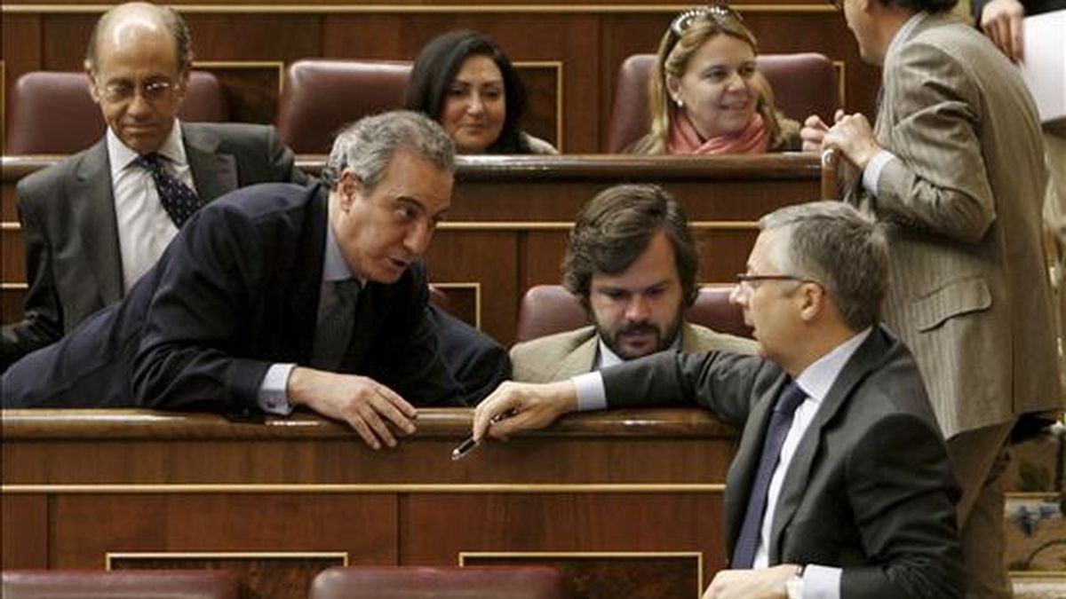El vicesecretario general del PSOE, José Blanco (d), charla con el popular Juan Carlos Vera durante el Pleno del Congreso de hoy. EFE