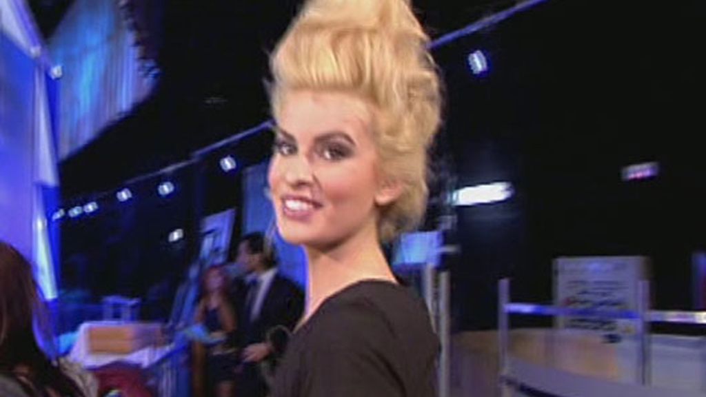 Adriana y su estrambótico peinado