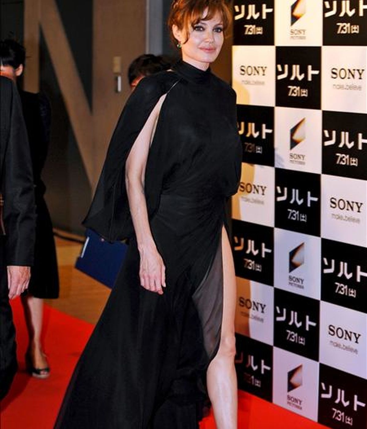 La actriz estadounidense Angelina Jolie a su llegada hoy a la presentación de su última película "Salt" en Tokio (Japón). La cinta dirigida por el australiano Phillip Noyce llega a las pantallas japonesas el 31 de julio. EFE