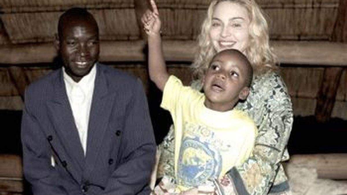 Madonna, el pequeño David y  Yohane Banda, su padre biológico con el que compartieron en Malawi, donde la cantante realiza la adopción de una niña. Foto the Sun