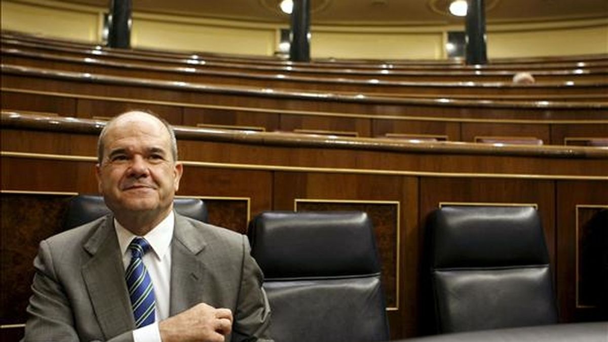 El vicepresidente tercero del Gobierno, Manuel Chaves, durante la sesión de control al Ejecutivo celebrada hoy en el Congreso de los Diputados. EFE