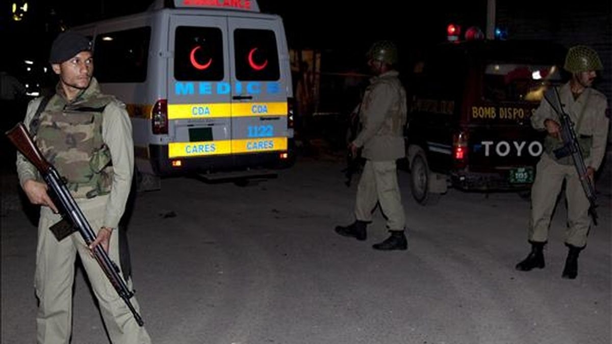 Soldados paramilitares pakistanís hacen guardia en un lugar donde estalló un bomba el pasado mes, en Islamabad. EFE/Archivo