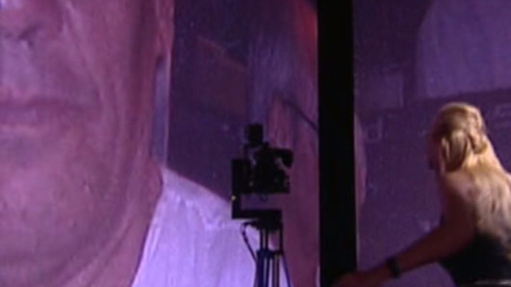 Belén vuelve a besar a su padre