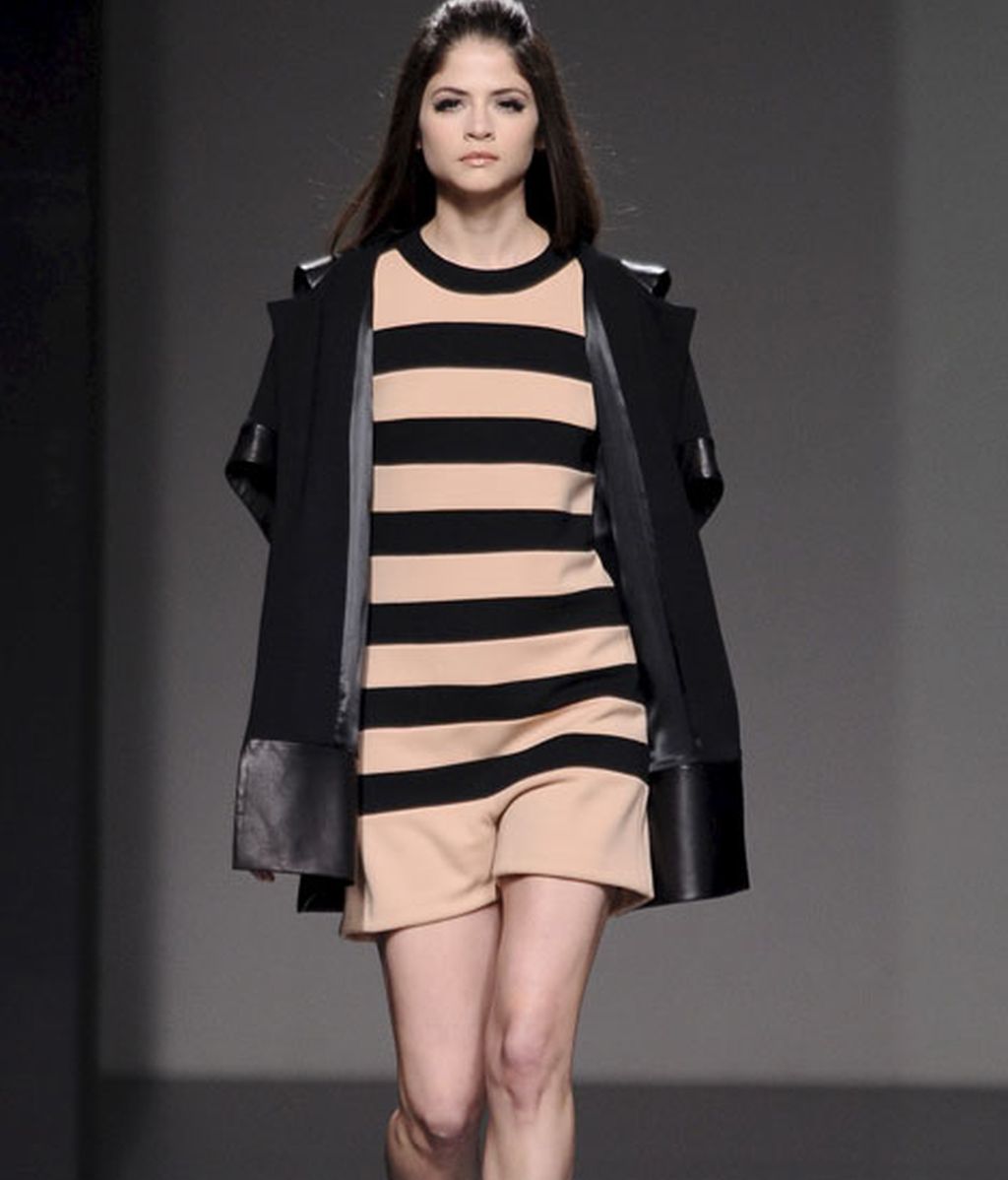 Minuciosa al combinar sedas, tules, pedrería, crochet...