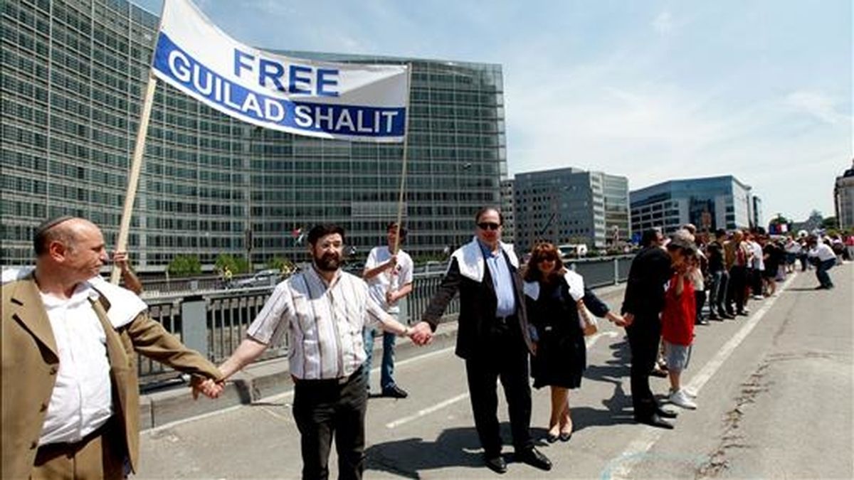 Decenas de personas se manifiestan cuando se cuemplen tres años del secuestro del soldado israelí Gilad Shalit, frente a la Comisión Europea, en Bruselas (Bélgica), el 25 de junio de 2009. EFE