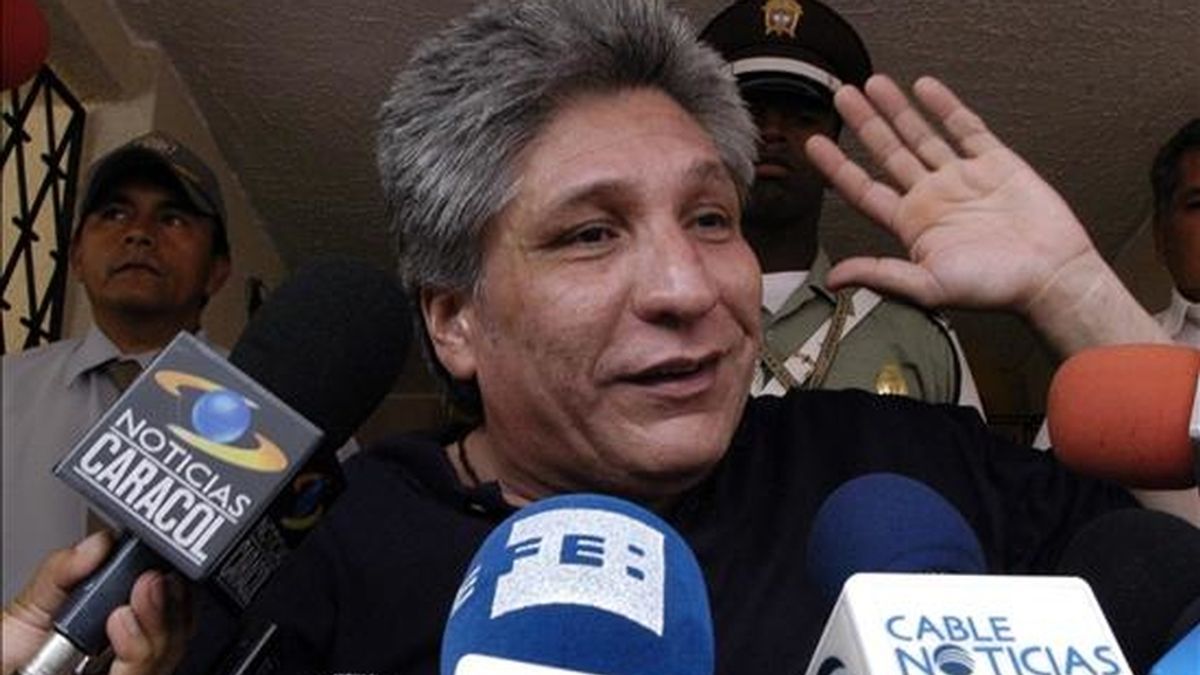 En la imagen, el ex diputado colombiano del Valle Sigifredo López habla a la prensa el 6 de febrero de 2009, en su casa en Cali (Colombia). EFE/Archivo