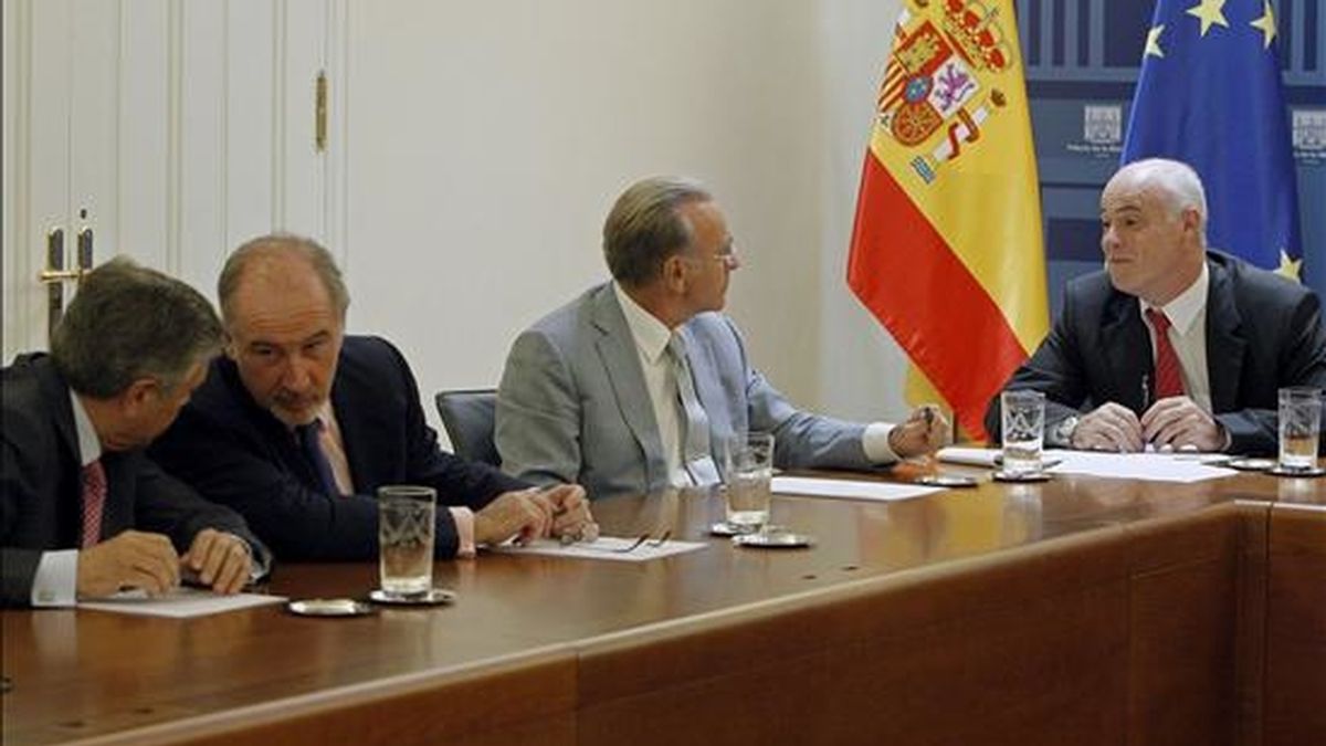 El presidente de la CAM, Modesto Crespo, el presidente de Caja Madrid, Rodrigo Rato, el presidente de la Confederación Española de Cajas de Ahorros (CECA), Isidro Fainé y el secretario de Estado de Economía, José Manuel Campa (i a d), durante una reunión en el Palacio de la Moncloa con el presidente del Gobierno, José Luis Rodríguez Zapatero y la vicepresidenta económica, Elena Salgado. EFE/Archivo