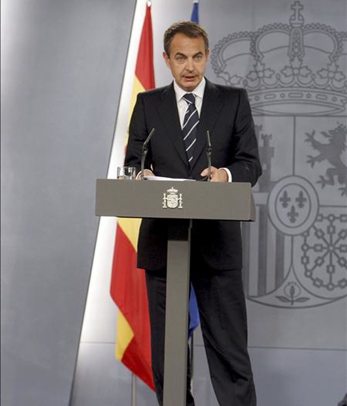 El presidente del Gobierno, José Luis Rodríguez Zapatero, durante la rueda de prensa en la que ha anunciado hoy la remodelación de su Gabinete, tras entrevistarse con el Rey Juan Carlos, para comunicarle los cambios que va a introducir en el Ejecutivo. EFE