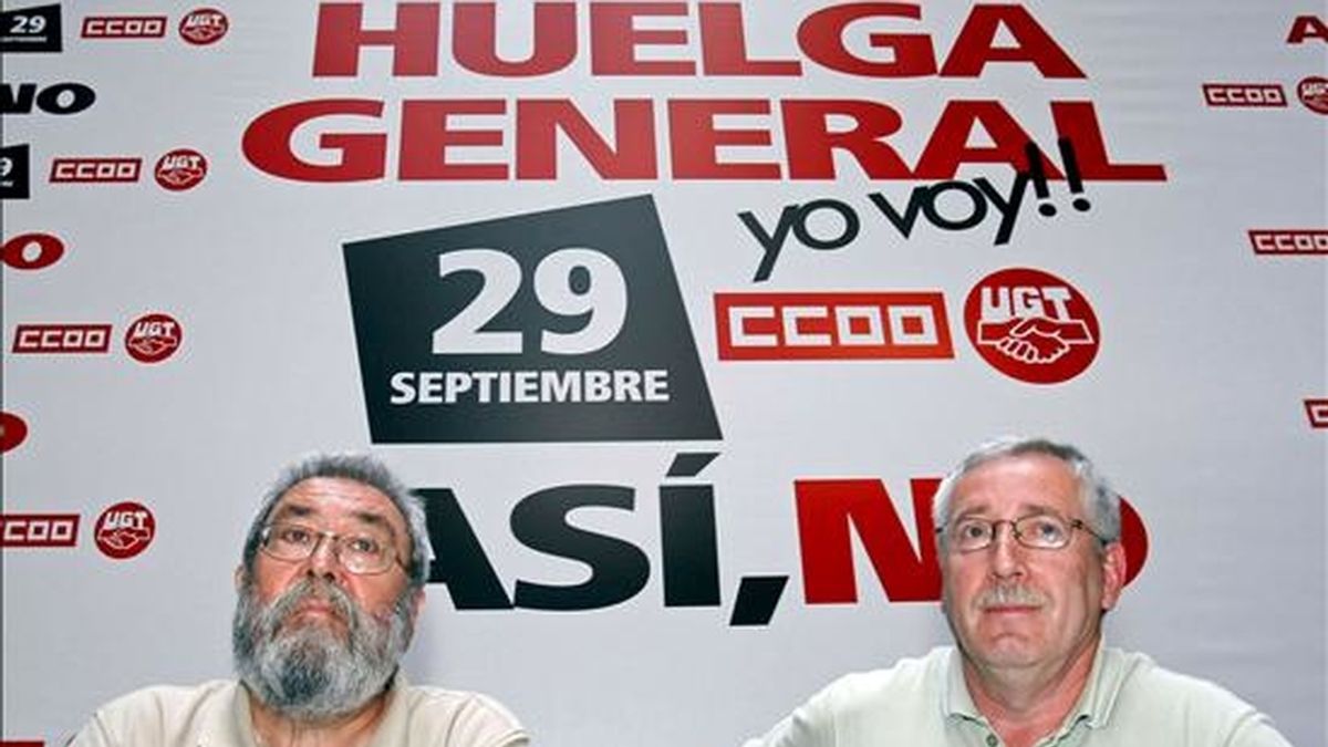 Los secretarios generales de UGT, Cándido Méndez (i), y de CC.OO, Ignacio Fernández Toxo, esta mañana en Santander donde se han reunido con los delegados nacionales para preparar las acciones de cara a la huelga del 29 de Septiembre. EFE