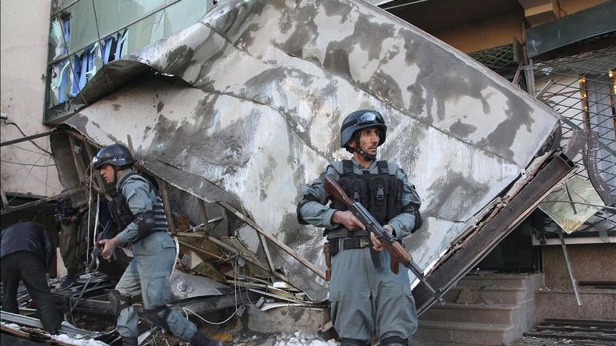 Miembros de las fuerzas de seguridad afganas tras un atentado suicida en el centro de Kabul (Afganistán). EFE/Archivo Miembros de las fuerzas de seguridad afganas tras un atentado suicida en el centro de Kabul (Afganistán). EFE/Archivo