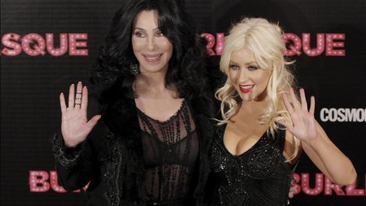 La cantante y actriz Cher (i) y la cantante Christina Aguilera posan durante la premiere de "Burlesque", en Madrid. EFE