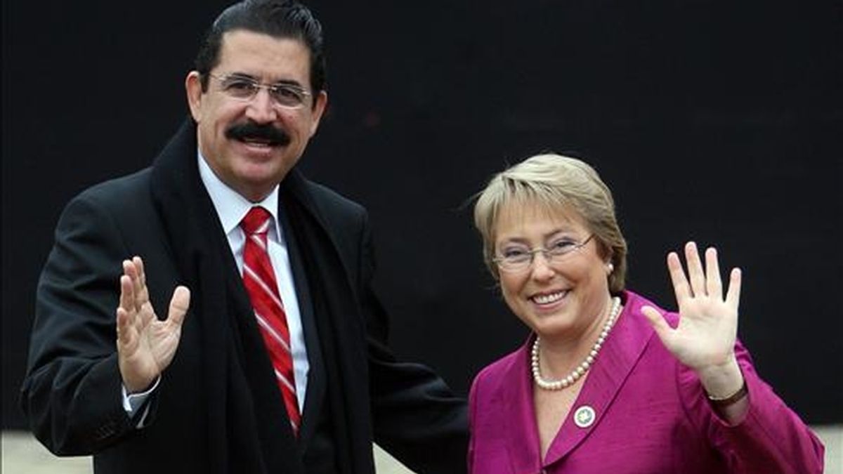 Los presidentes de Honduras, Manuel Zelaya, y de Chile, Michelle Bachellet, firmarán acuerdos de cooperación de Chile con el Consejo Hondureño de Ciencia y Tecnología, y el Ministerio de Relaciones Exteriores de Honduras. En la foto el encuentro de Zelaya (i) y Bachelet, en noviembre de 2007 en Chile. EFE/Archivo