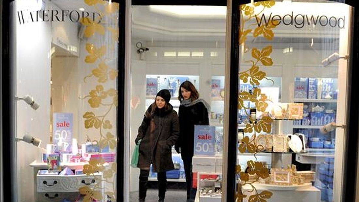 Clientes visitan una tienda de Wedgewood en Londres, Reino Unido. EFE/Archivo
