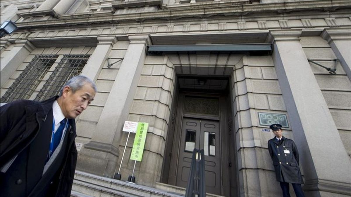 Un empresario japonés pasa por delante de la sede del Banco de Japón (BOJ) en el centro de Tokio (Japón). EFE/Archivo