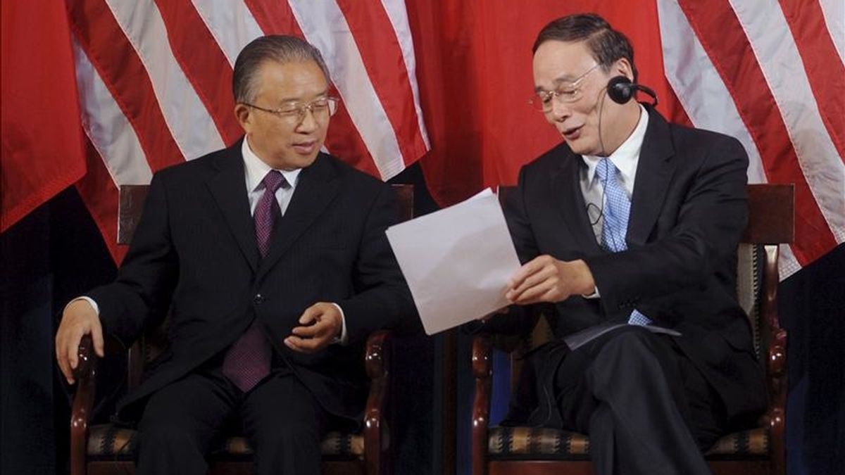 El consejero de Estado chino Dai Bingguo (a la izquierda) y el Vice primer ministro chino Wang Qishan (a la derecha) hablan durante la inauguración del Diálogo Estratégico y Económico entre Estados Unidos y China 2011, en Washington, EE.UU., este 9 de mayo. EFE