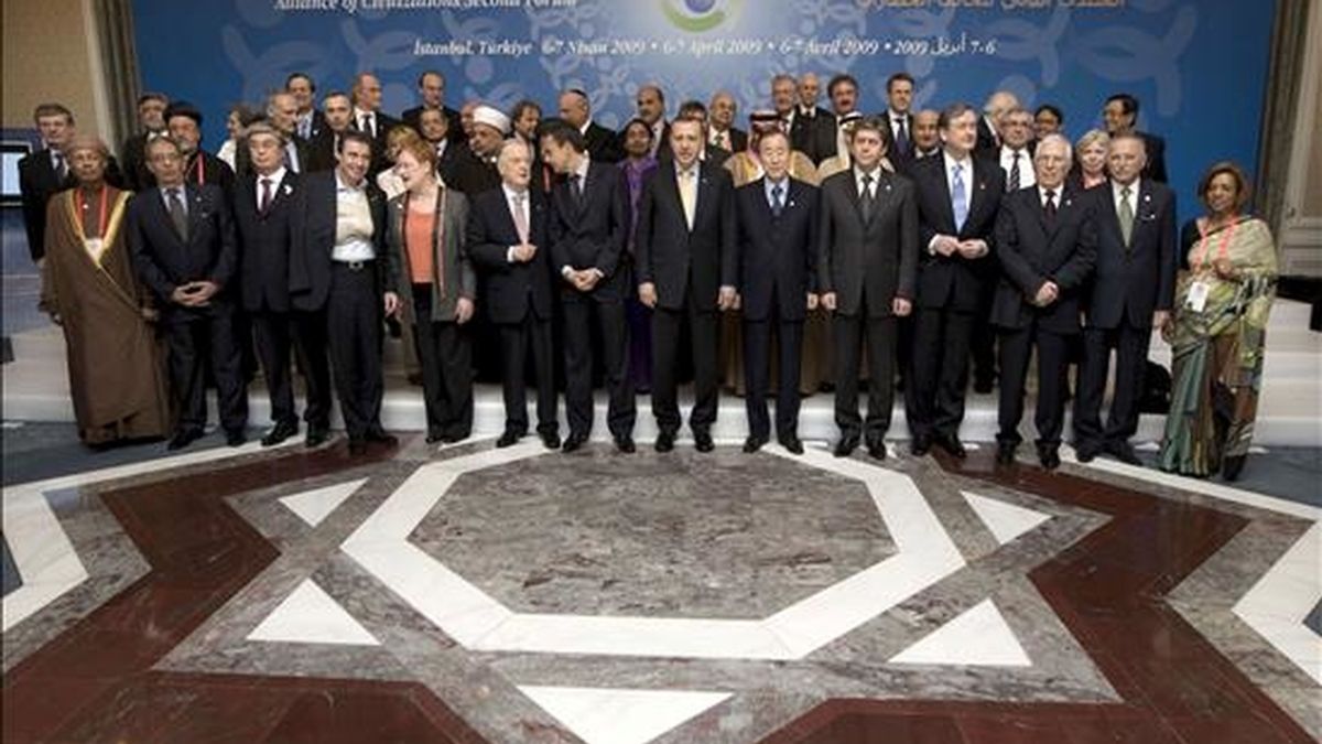 Foto de familia de los mandatarios que participan en el II Foro de la Alianza de Civilizaciones que se celebra en Estambul. EFE