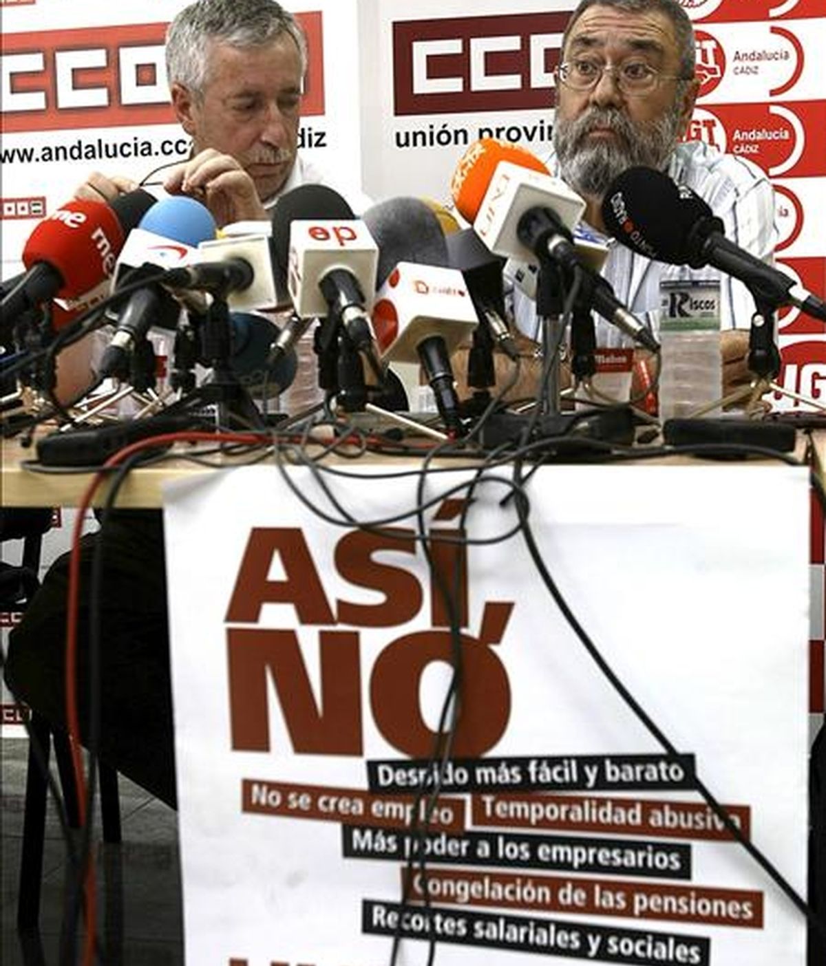 Los secretarios generales de Comisiones Obreras (CCOO), Ignacio Fernández Toxo (i) y de la Unión General de Trabajadores (UGT), Cándido Méndez, durante la rueda de prensa que han ofrecido en Cádiz. EFE
