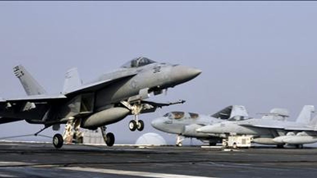 Un avión F/A-18 Hornet aterriza en el portaviones estadounidense George Washington, en aguas de la península coreana. EFE/Archivo