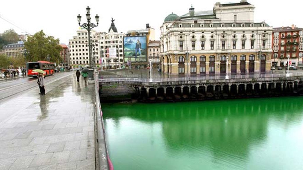 Ríos vascos teñidos de verde