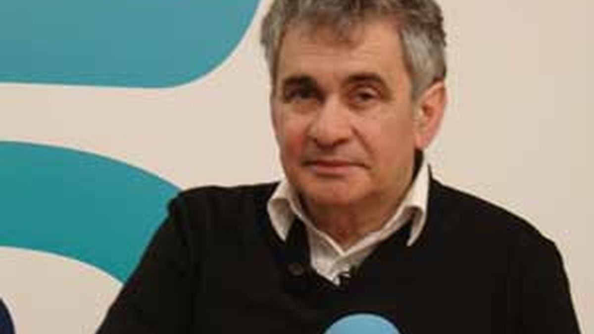 Bernardo Atxaga presenta estos días su nueva novela, 'Siete casas en Francia'. Vídeo: Informativos Telecinco Bernardo Atxaga presenta estos días su nueva novela, 'Siete casas en Francia'. Vídeo: Informativos Telecinco