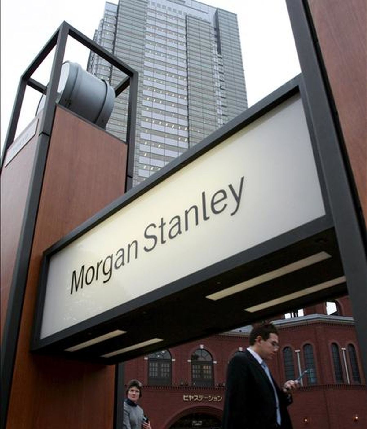 En las operaciones electrónicas que tenían lugar antes de que abriera la Bolsa de Nueva York las acciones de Morgan Stanley bajaban más de un ocho por ciento. EFE/Archivo