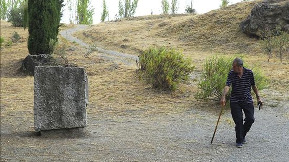 Imagen del monolito situado sobre la fosa común donde se encuentran los restos de Federico Garcia Lorca y el resto de fusilados de la Guerra Civil Española. EFE/Archivo