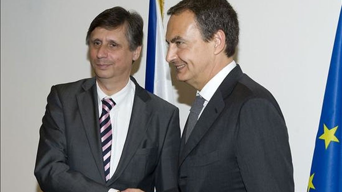El presidente del Gobierno, José Luis Rodríguez Zapatero (dcha), saluda al primer ministro de la República Checa, Jan Fischer, al inicio de la reunión que ambos mantuvieron hoy, antes del inicio de la Cumbre de la UE en Bruselas. EFE/Horst Wagner