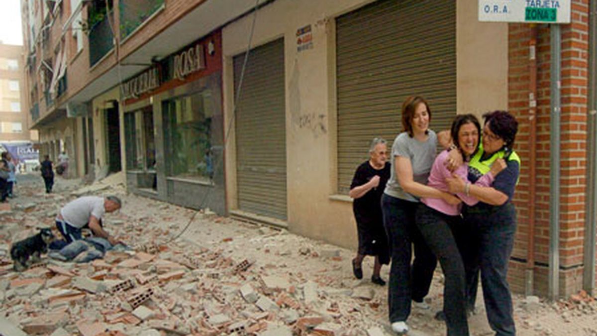 Varias personas en la calle Galicia de Lorca, una de las afectadas por el terremoto de 5,2 grados que ha sacudido la región de Murcia. Foto: EFE.