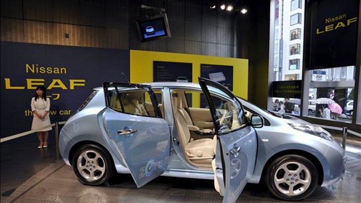 Un vehículo eléctrico del fabricante de vehículos Nissan expuesto en un salón de muestras en Tokio, Japón, hoy, jueves 29 de julio de 2010. Nissan anunció hoy que de abril a junio, primer trimestre del año fiscal en Japón, tuvo un beneficio neto de 106.600 millones de yenes (936 millones de euros) y auguró una recuperación más rápida de lo previsto.EFE