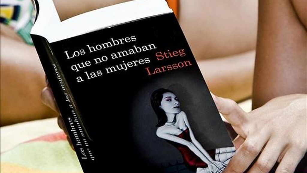 Una mujer lee el primer volumen de la trilogía "Millennium", de Stieg Larsson. EFE/Archivo