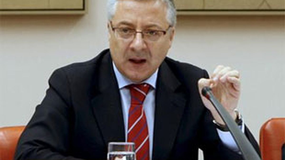 El ministro de Fomento, José Blanco, durante su comparecencia  en la Comisión del Congreso. Vídeo: Informativos Telecinco.