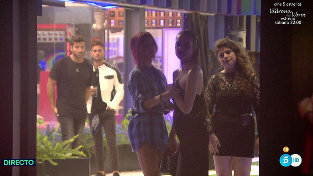 Abrazaba a su chico mientras él le decía: "Te amo"