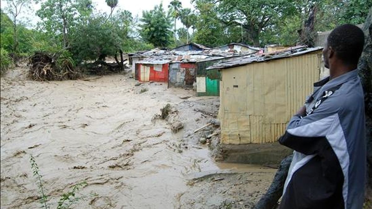 En la imagen, casas inundadas en el municipio de Tamboril, en la provincia de Santiago, al norte de República Dominicana, donde las autoridades emitieron una alerta máxima debido a las lluvias que caen sobre el país. EFE