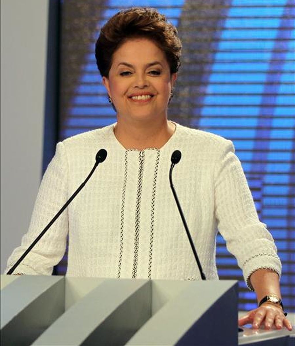 Los candidatos a la presidencia de Brasil, Dilma Rousseff, participa en el penúltimo debate televisivo en Río de Janeiro (Brasil). El próximo domingo se celebrarán las elecciones para presidente, senadores, diputados y gobernadores en el país. EFE Los candidatos a la presidencia de Brasil, Dilma Rousseff, participa en el penúltimo debate televisivo en Río de Janeiro (Brasil). El próximo domingo se celebrarán las elecciones para presidente, senadores, diputados y gobernadores en el país. EFE