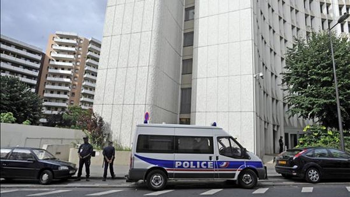 Policías hacen guardia frente a la sede de la Brigada financiera de la policía de París. EFE/Archivo