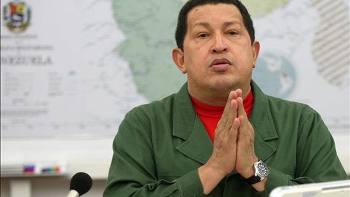 Foto cedida por la Prensa de Miraflores del presidente venezolano, Hugo Chávez, durante un consejo de ministros transmitido por la televisión estatal, donde afirmó que en la tarde murieron dos personas, una niña de 4 años y una mujer de 66 años, en dos barriadas del oeste de Caracas donde se registraron deslizamientos de tierra, lo que elevó a 15 los fallecidos por las lluvias en todo el país. EFE