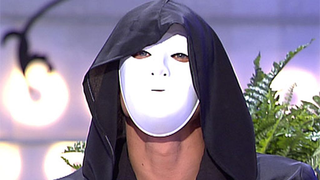 Fabián se sienta en el trono