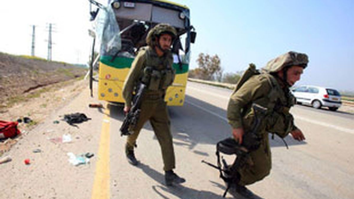 El brazo armado de Hamás había reivindicado el ataque contra un autobús escolar y ahora busca un alto el fuego de israelí. Vídeo: Informativos Telecinco