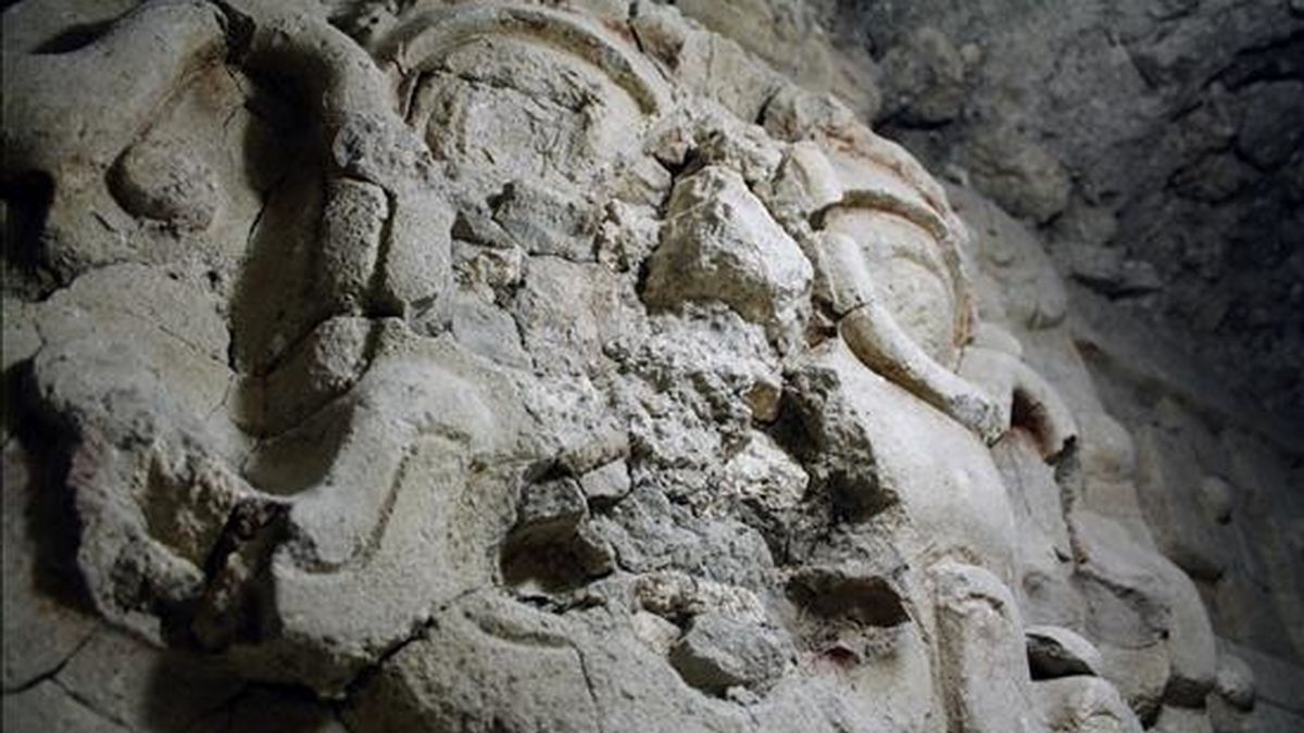 Imagen suministrada este 15 de julio que muestra el detalle de un mascarón encontrado en El Zotz, que es una antigua capital maya localizada a 23 km hacia el oeste de Tikal, dentro del Biotopo San Miguel la Pelota, en el departamento de Petén, Guatemala. EFE