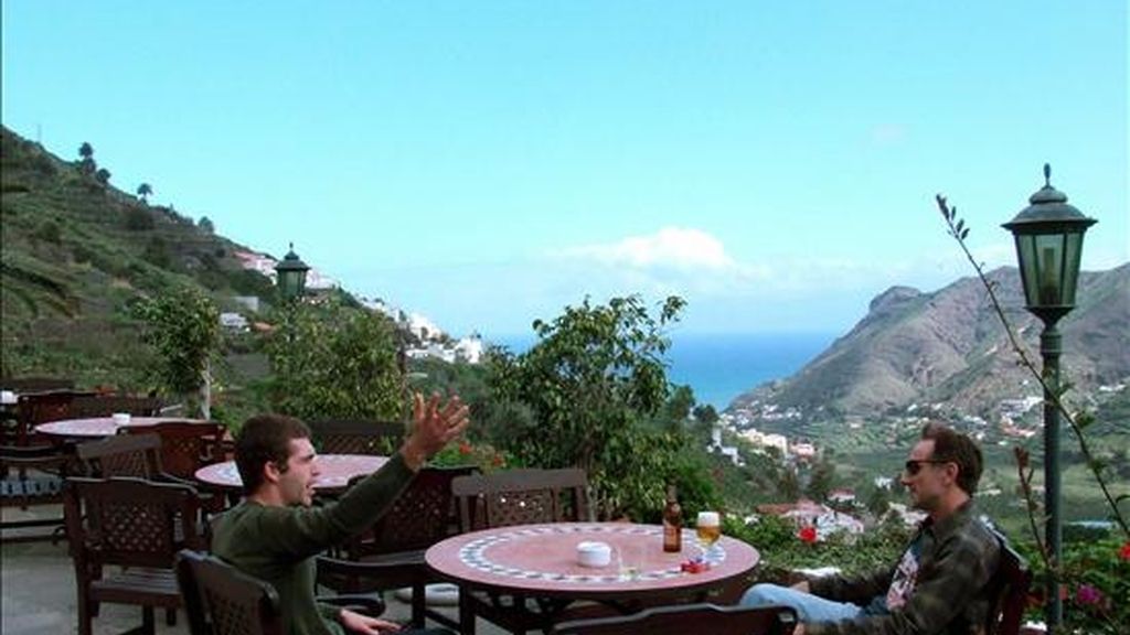 Dos turistas disfrutan del paisaje en la terraza del hotel rural Iboalfaro en el municipio de Hermigua, en La Gomera. EFE/Archivo