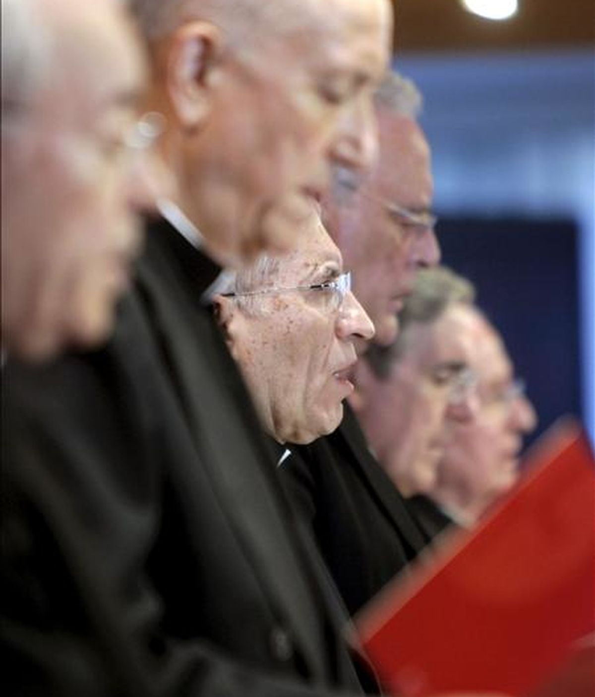 El presidente de la Conferencia Episcopal Española, el cardenal de Madrid Antonio María Rouco (c), durante la inauguración hoy de la Asamblea Plenaria de los obispos. EFE