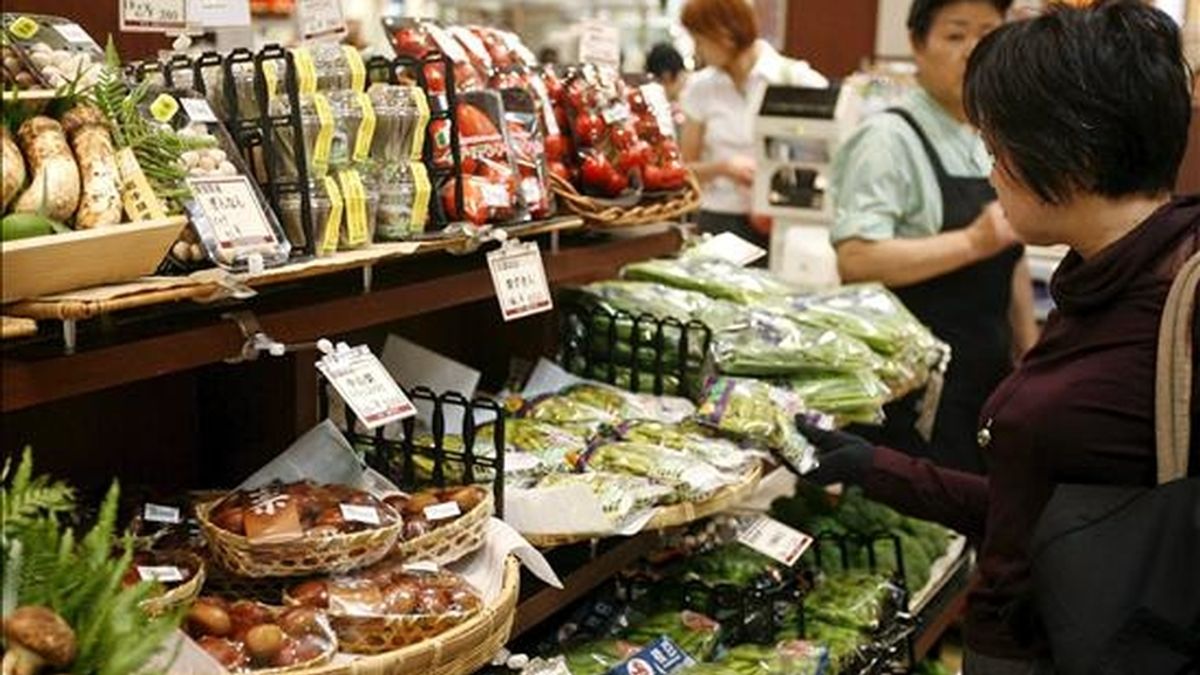 Una consumidora japonesa compra verduras en un centro comercial del centro de Tokio (Japón). El IPC japonés registra una caída récord del 1,1 por ciento, en mayo. EFE/Archivo