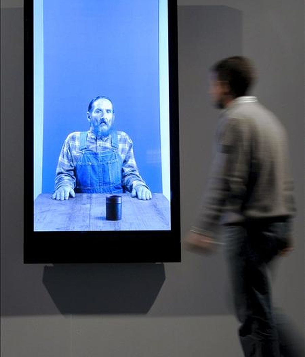 Una persona observa algunas de las obras del artista estadounidense Robert Wilson dentro de una serie de vídeo-retratos concebidos como un ensayo sobre la coreografía y la sincronización de gestos, que desde hoy se pueden contemplar en distintas salas de exposiciones de Valladolid. EFE