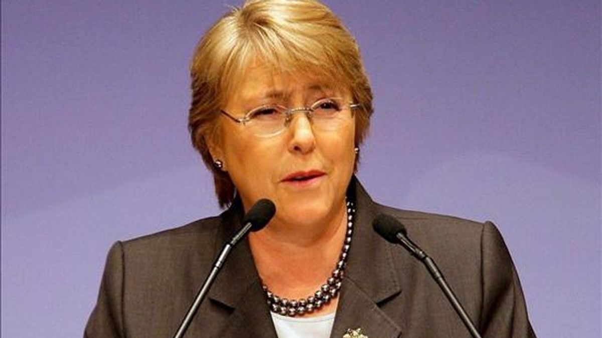 El índice de desaprobación a la gestión de Bachelet es de un 26,2%, frente al 30,6% del mes anterior, mientras que la evaluación del Gobierno cuenta con un respaldo del 52,9% frente a un 35,3% de rechazo. En la foto la presidenta chilena, Michelle Bachelet. EFE/Archivo