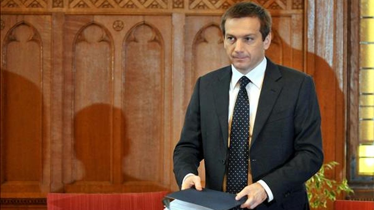 El nuevo primer ministro húngaro, Gordon Bajnai, asiste a su primera reunión del gabinete de gobierno desde que ascendió al cargo, en Bedapest (Hungría), el 17 de abril de 2009. EFE