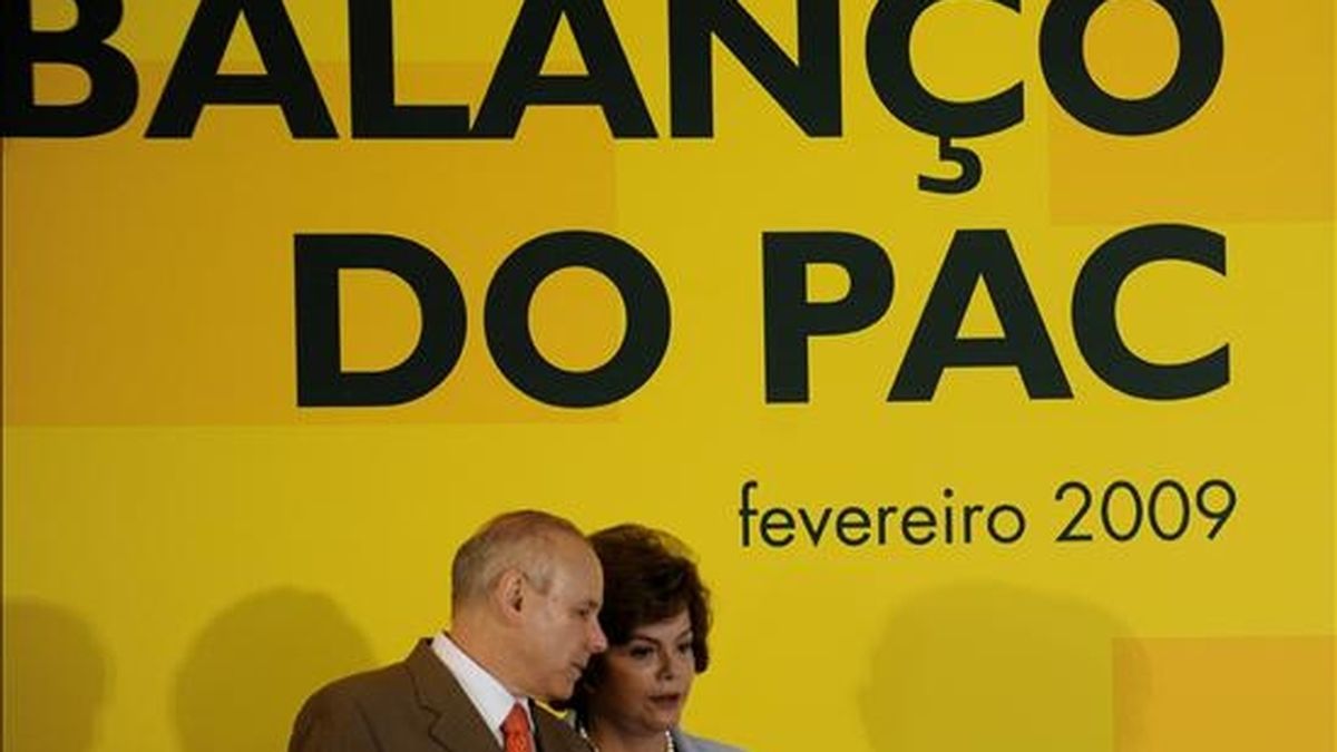 La ministra de la Casa Civil, Dilma Rousseff (c), y el ministro de Economía, Guido Mantega (ci), se aprestan a anunciar un aumento de 142.000 millones de reales (unos 61.000 millones de dólares) hasta 2010 en las inversiones de un programa oficial de incentivo a la economía. EFE