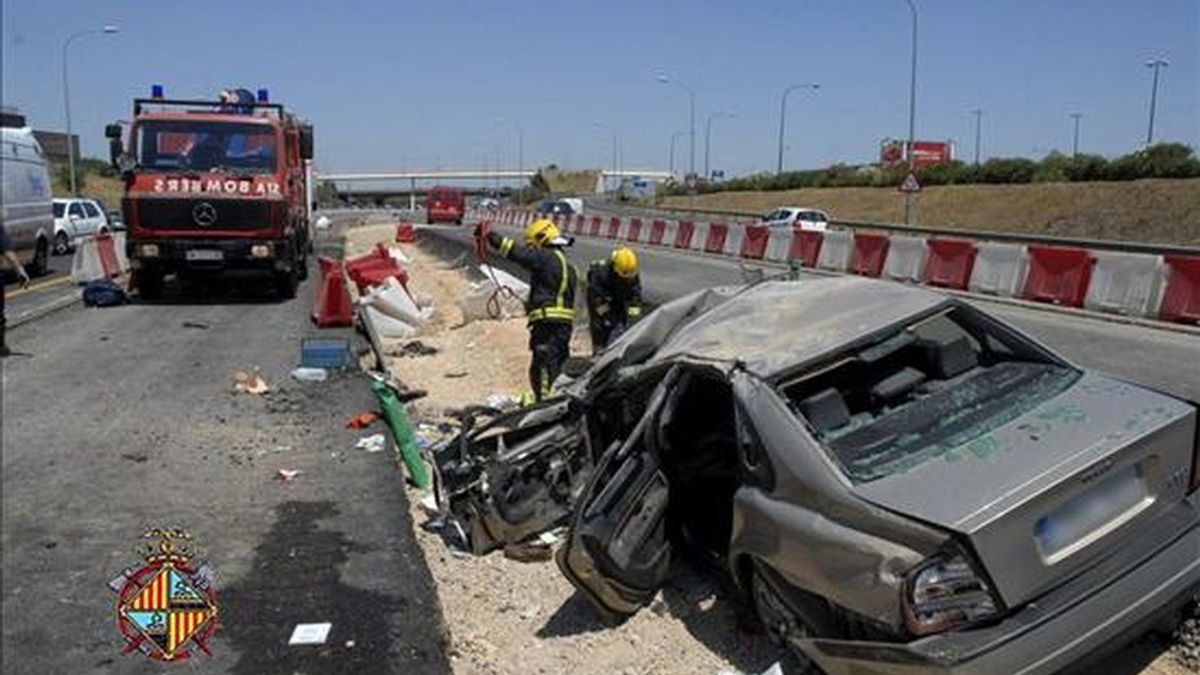 Efectivos del cuerpo de Bomberos de Palma durante las labores de rescate en un accidente de tráfico en la vía de cintura de Palma. EFE/Archivo