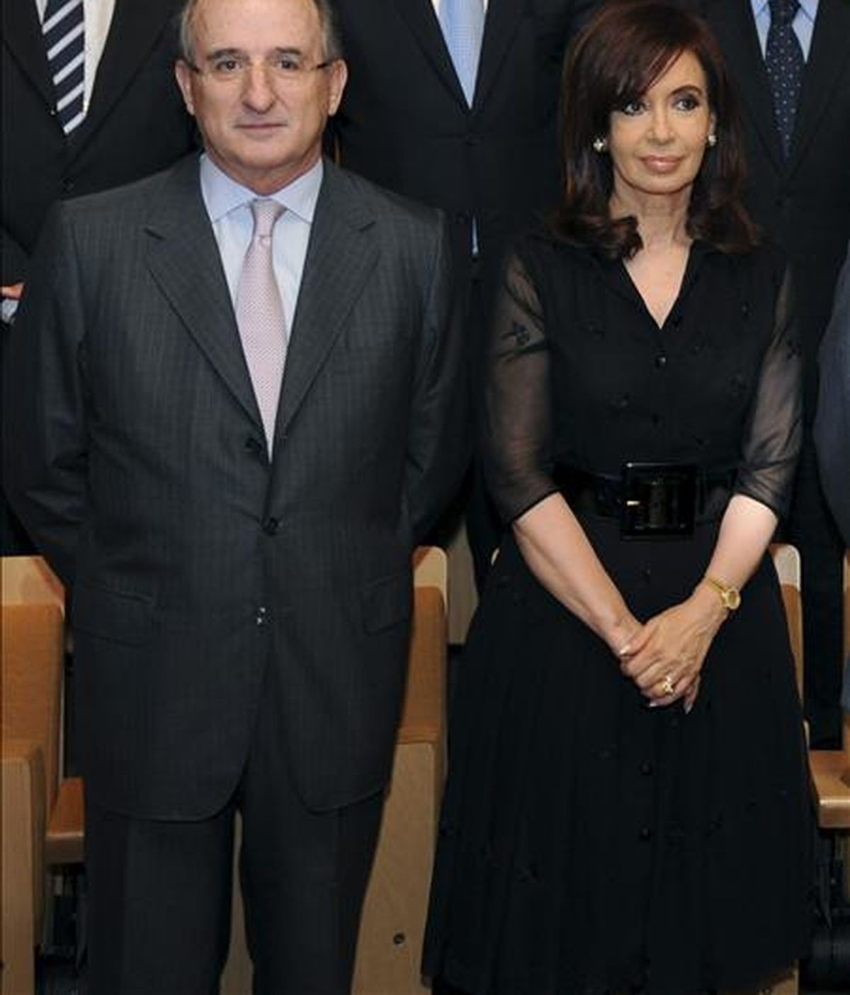 Imagen facilitada por el departamento de prensa de Repsol, de la presidenta de Argentina, Cristina Fernández Kichner y del presidente de Repsol YPF, Antonio Brufau, durante el acto en el que la petrolera argentina YPF anunció el hallazgo de gas no convencional. EFE