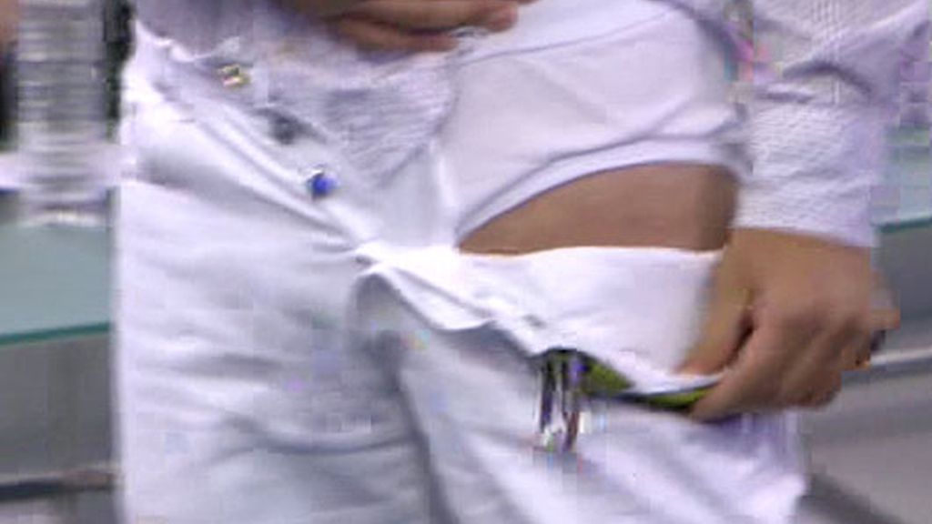 ¡Faldas arriba! ¡Pantalones abajo!